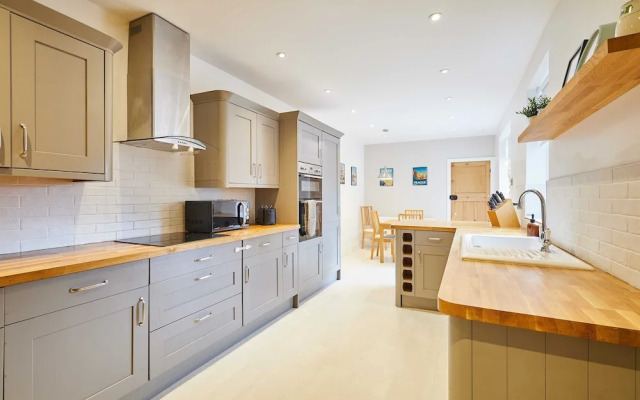 Host Stay Bristol Avenue