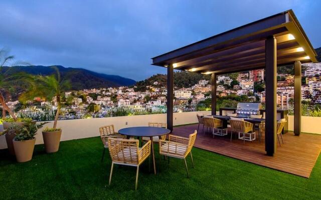 Mountain Views Rooftop Pool Condo