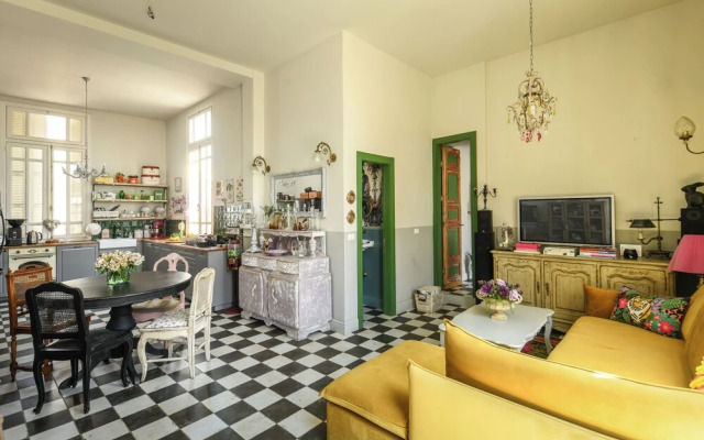 Elegant 1BR Apt w Balcony in the City