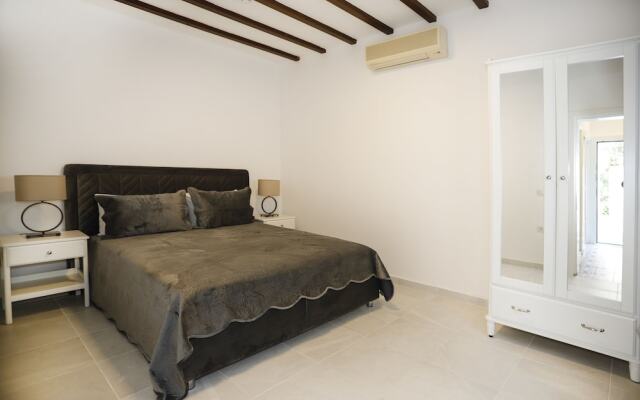 Flag Suites +12