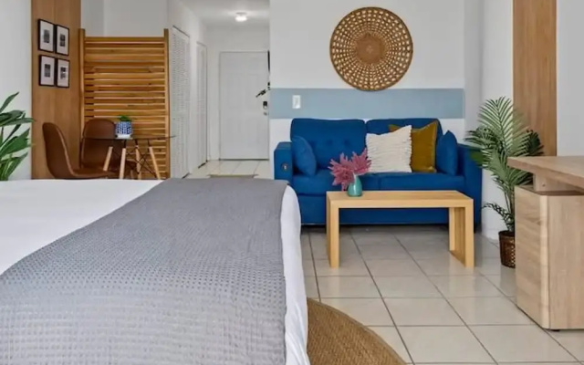 Bayshore Bliss- Cozy Space Pool Views