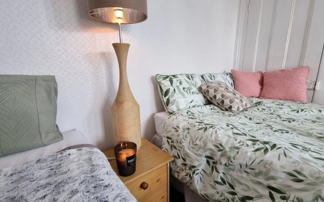 Spacious 4-bed House Great Location Coventry