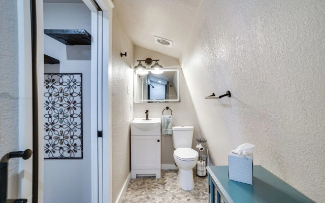 Pet-friendly Granbury Home w/ Yard, Near Downtown!