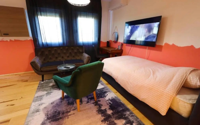 Room Emma,between bus and train station,Netflix,speed Wi-Fi