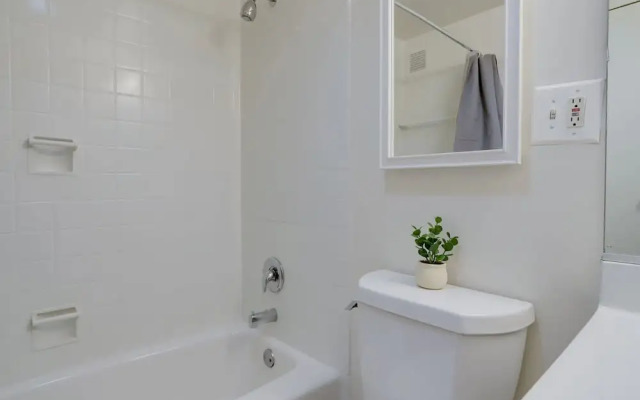 Stylish Condo in Crystal City