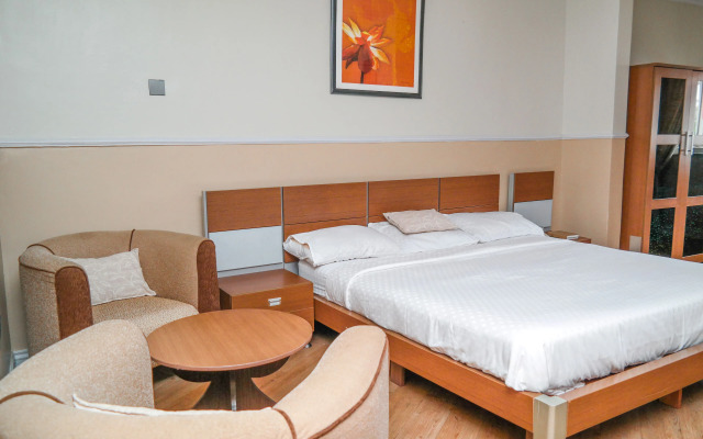 Quiet Pools Inn and Residence