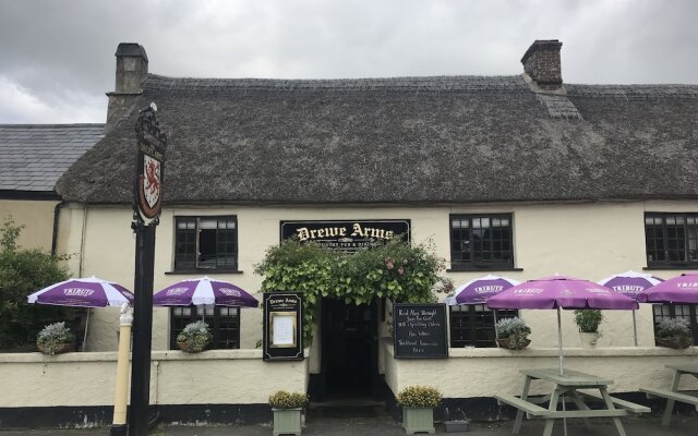Drewe Arms Bunk Rooms & Church Cottage