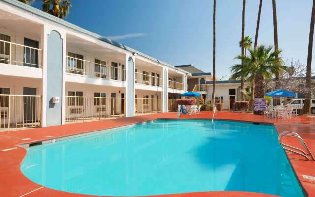 Travelodge by Wyndham Bakersfield