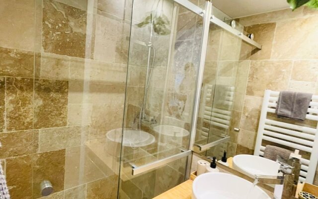 Luxury 2 bedrooms with Parking&Balcony