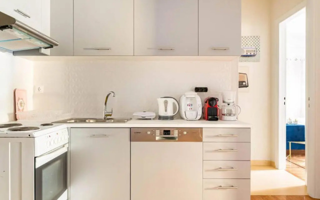 New Huge 5bdr/2bath Apt(+Netflix)/1min Toacropolis