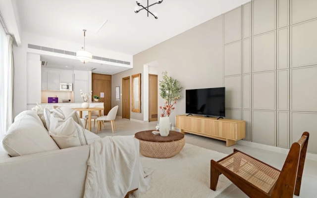 Bright 1BR Escape w Balcony Building Pool