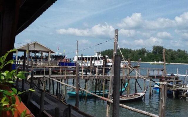 At Pier Hostel Lanta
