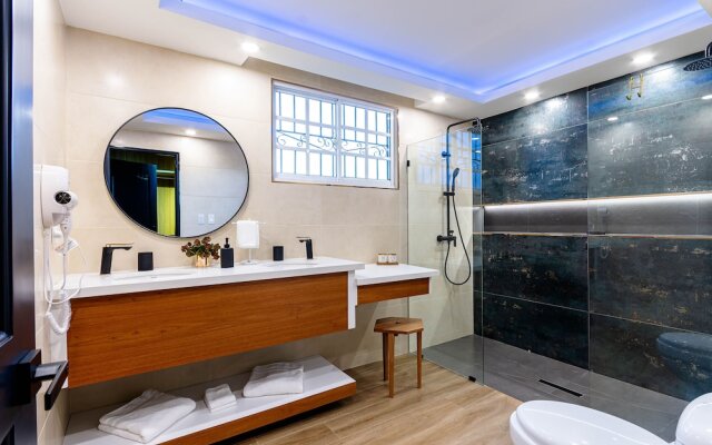Unique & Spacious 2bdrs Luxury Condo