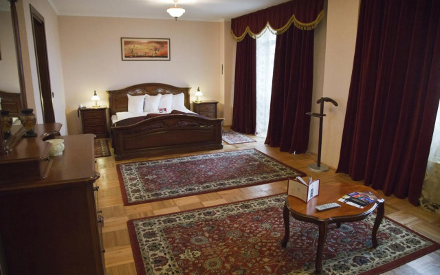 Phoenicia Grand Hotel