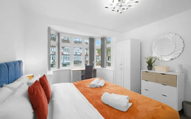 Spacious 5BR 3BA Serviced Hse in Croydon