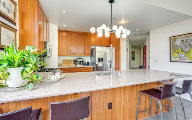 Luxe Condo w/ Private Patio & Perks in Emeryville!