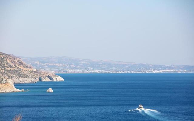 Seafront elegant villa, with infinity pool & devine views!