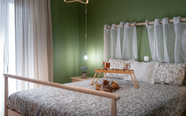 Cozy Deck Roof Apt at the Foothills of Acropolis