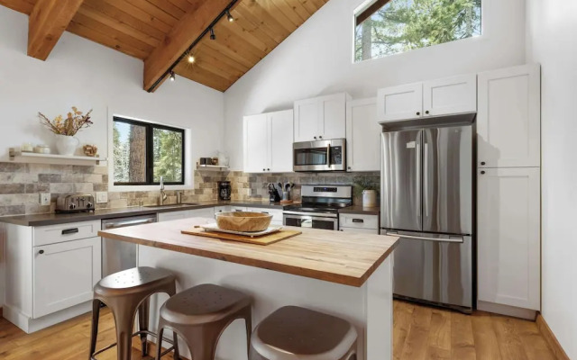 Bright & Modern Cabin Luxury Home in Carnelian Bay!