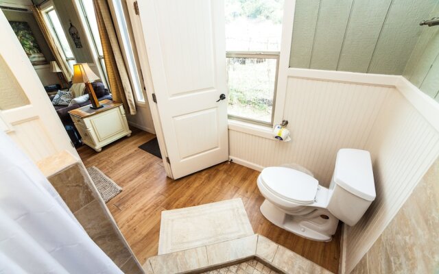 River Rd. Treehouses- Robins Roost