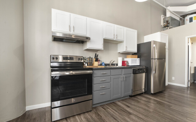 Bright and airy downtown loft! Great wifi!