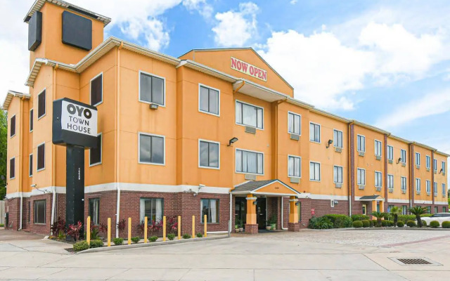 OYO Townhouse Houston Brookhollow