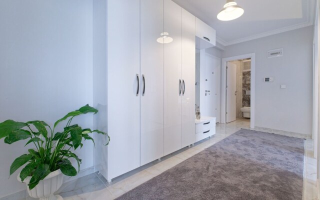 Stunning Gorgeous 2 BR near Golden Horn