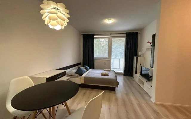Moderné štúdio s balkónom v novostavbe