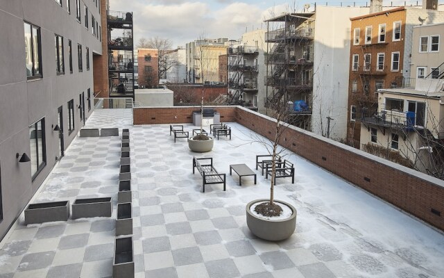 Airy 3 BR Flat w Shared Deck - gym - Mins to NYC