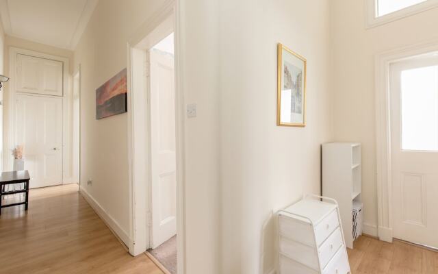 Silver Lining Lochrin Terrace Apartment