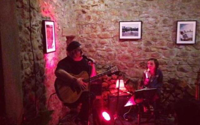 Les Tables De La Fontaine