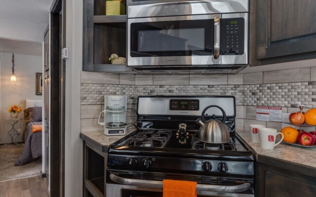 Hickory-dickory Hollow