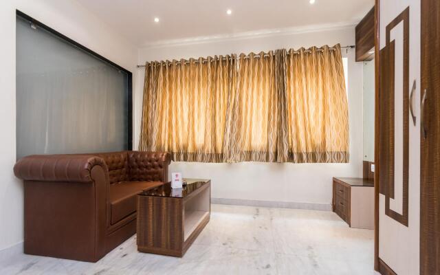 Capital O 9390 Golden Afreen