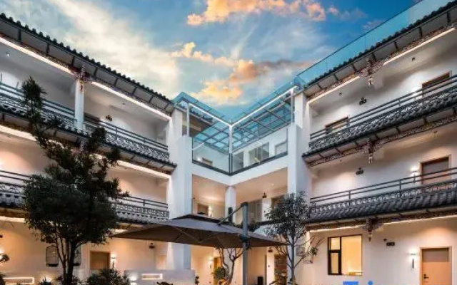 Dali Blue Mountain Hotel (Dali Ancient City South Gate)