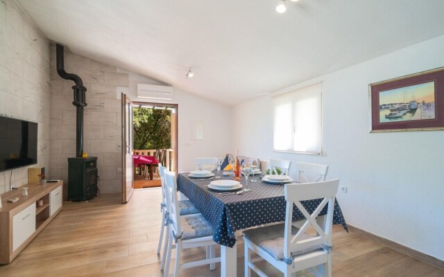 Awesome Home in Praznica With 2 Bedrooms, Jacuzzi and Wifi