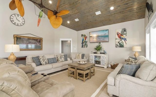 Shore Relaxin' 4 Bedroom Home by RedAwning