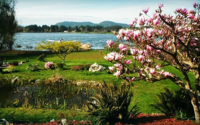 Quamichan Lakehouse Bed & Breakfast