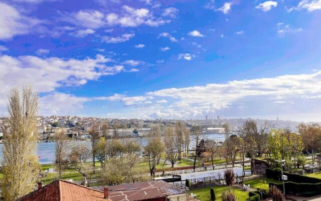 all building/5floors/ garden in balat