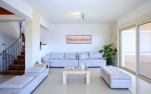 Villa Diktynna Embrace the Endless Blue
