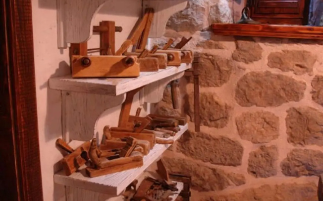 House Rilovic - Two Bedroom House With Swimming Pool and Jacuzzi