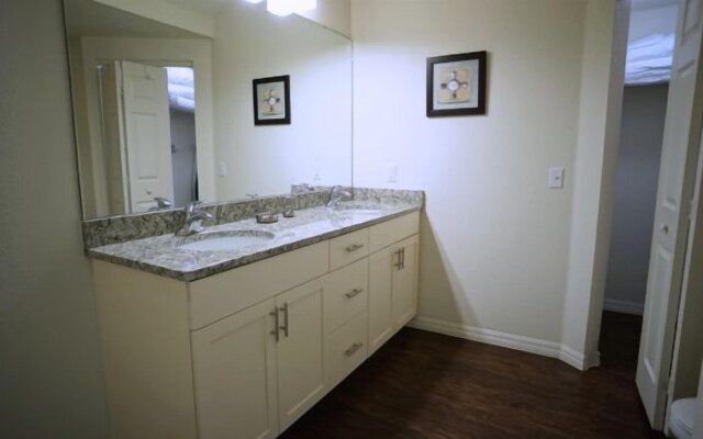 4 Bedrooms S / Lucaya Village Townhouse