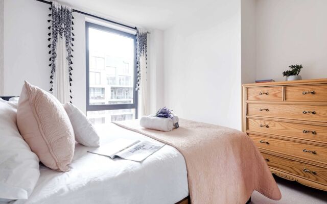 Rosy and Cosy West London Apartment