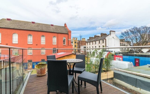 Modern 2BR Home in Dalston W/balcony, Fits 4