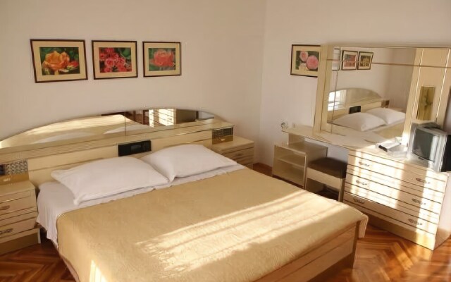 Apartments & Rooms Nada