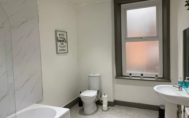 Rectory - Lovely 4 bedroom maisonette Gateshead free parking