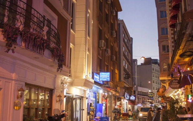 Отель Crowned Hotel