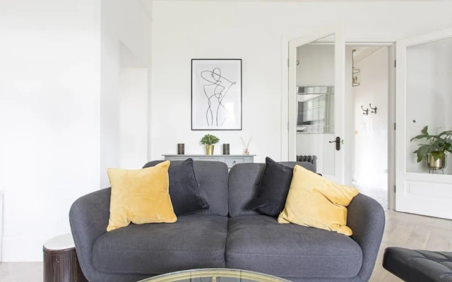 Stunning 4-bed Property in London-parking & Garden