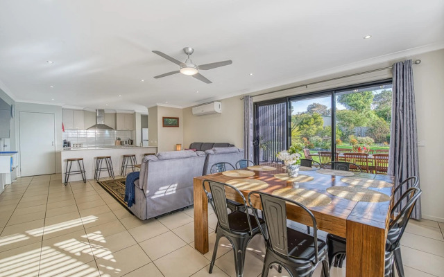 Seabreeze Haven -Wifi, Netflix, pet friendly beach house