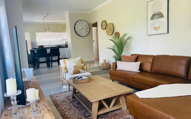 Stunning 2 bed With Pool - 2275