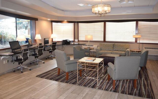 Best Western Plus Rivershore Hotel